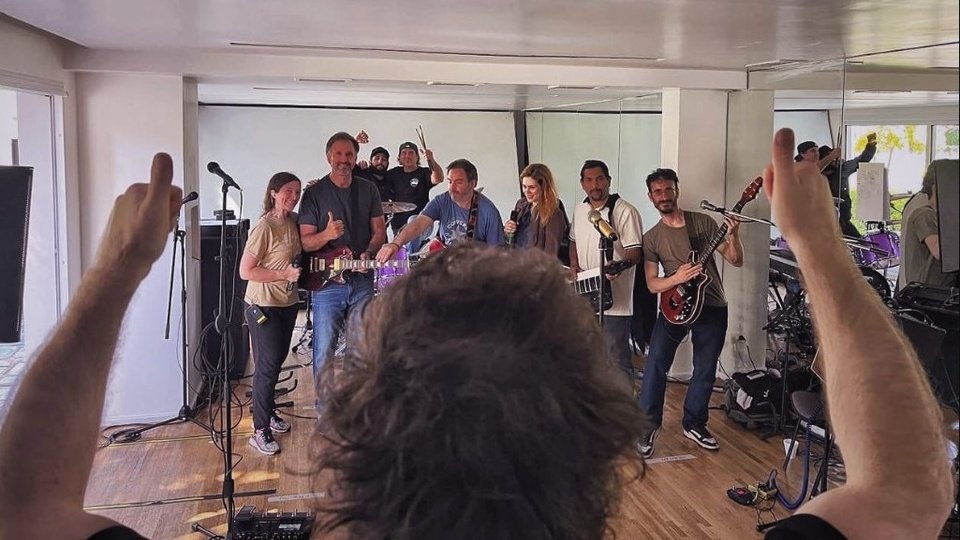 Banda en fuga: Milei ensaya con su grupo las canciones que interpretará el lunes en el Movistar Arena | Prometen un repertorio de fuerte contenido político