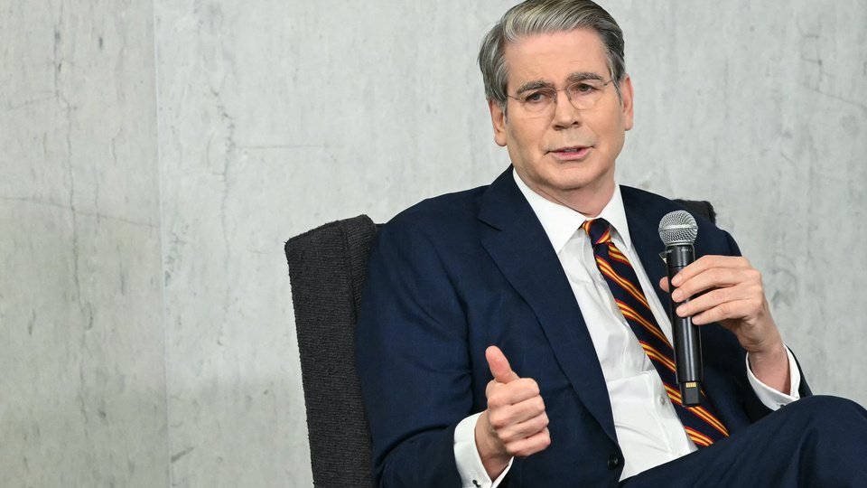 Bessent abre la billetera: el Tesoro de EE.UU. compra pesos y promete hasta 40 mil millones de dólares para Argentina  | Guiño a Milei 