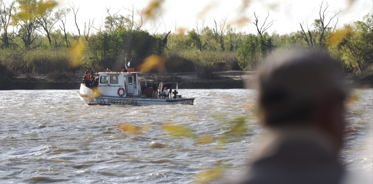 Buscan a un adolescente que cayó al río Paraná cuando estaba con sus amigos en una canoa