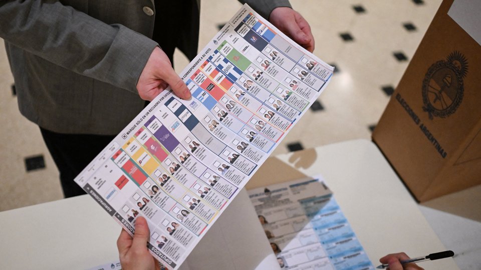 Buscando las razones del resultado: las consultoras explican qué paso el domingo en las urnas | Ni las encuestas ni los dirigentes vieron venir la ola violeta