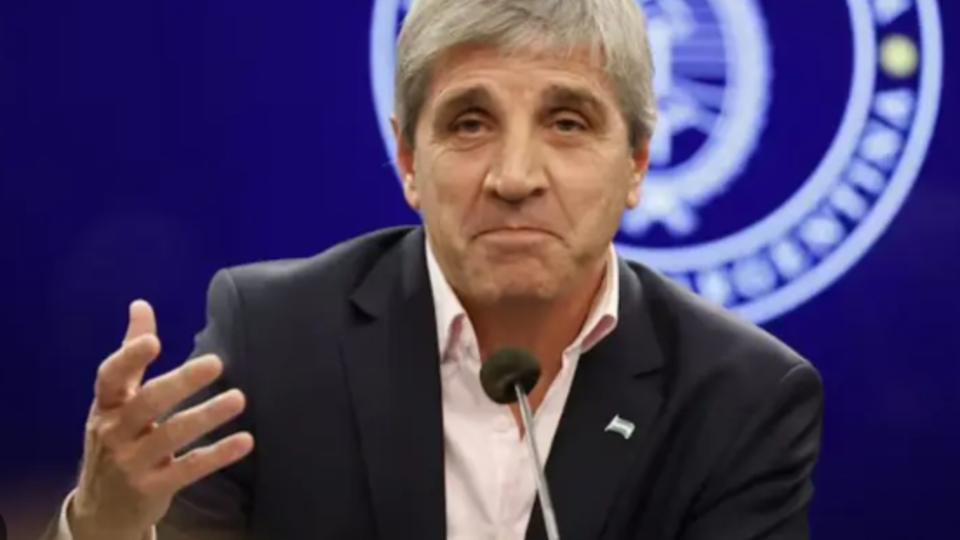 Caputo intenta llevar calma a los mercados y defiende la cotización del dólar | "Está más que cómodo"