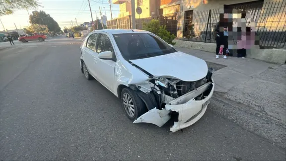 Choque entre un camión y un auto en avenida Polonia