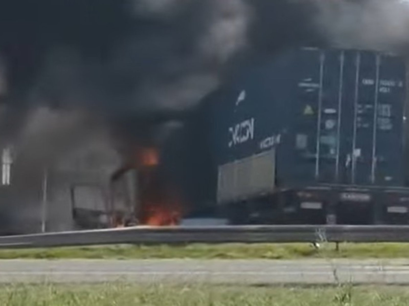 Cinco muertos tras brutal choque e incendio de dos camiones y tres autos en la Panamericana, a la altura de Campana