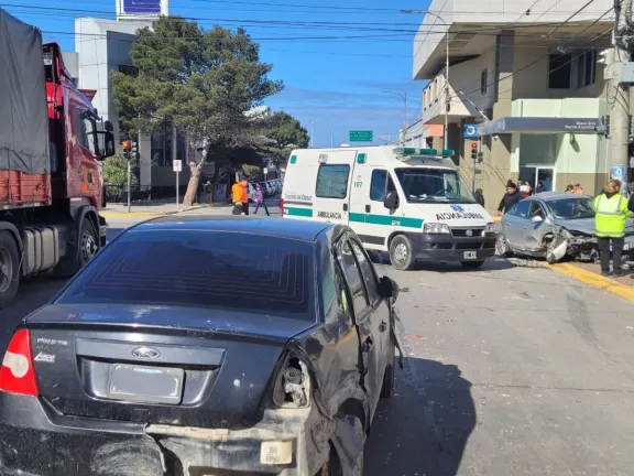 Comodoro: un colectivo quedó sin frenos y chocó varios autos