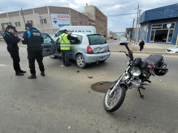 Comodoro: un motociclista impactó contra la parte trasera de un rodado
