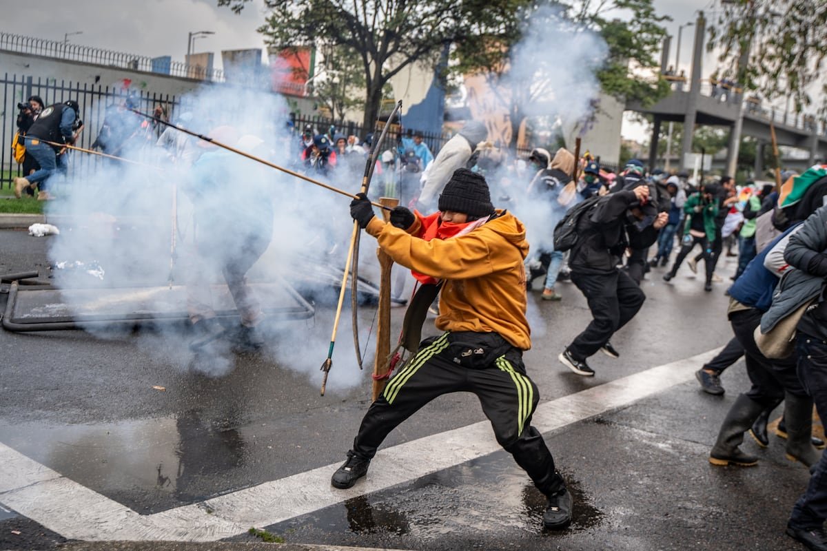Cuatro policías resultan heridos por flechas y piedras en choques con manifestantes en Bogotá