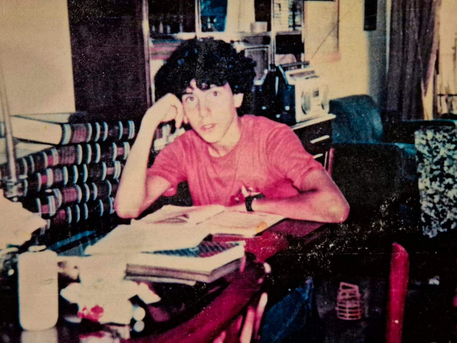 «Desde el balcón miraba la ventana a ver si volvía»