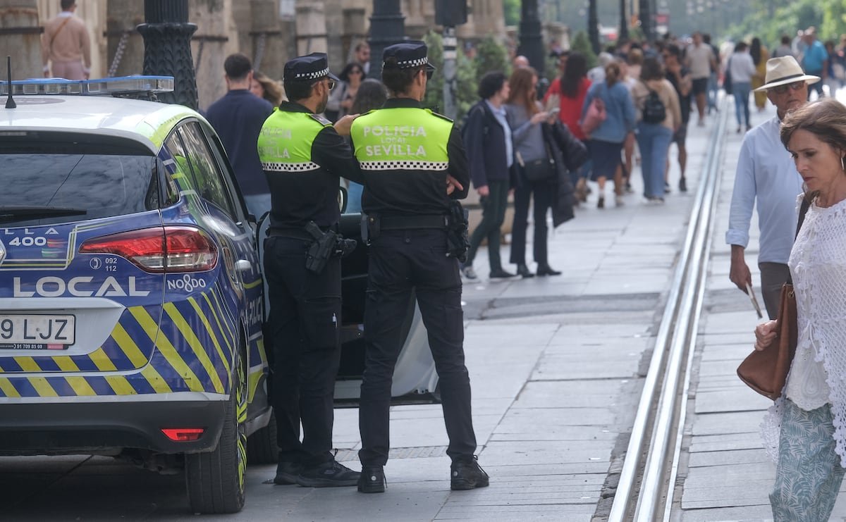 Detenido un hombre en Sevilla tras herir a tres policías locales | Noticias de Andalucía
