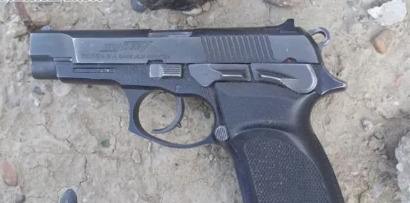 Detienen a dos hombres con un arma de fuego y municiones en Barrio Moure