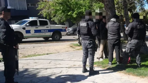 Detienen a dos hombres por cortar cables de alumbrado público