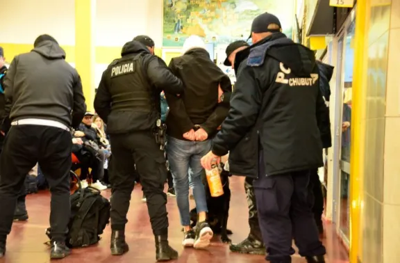 Detienen a un joven con 23 bochitas de marihuana en La Terminal