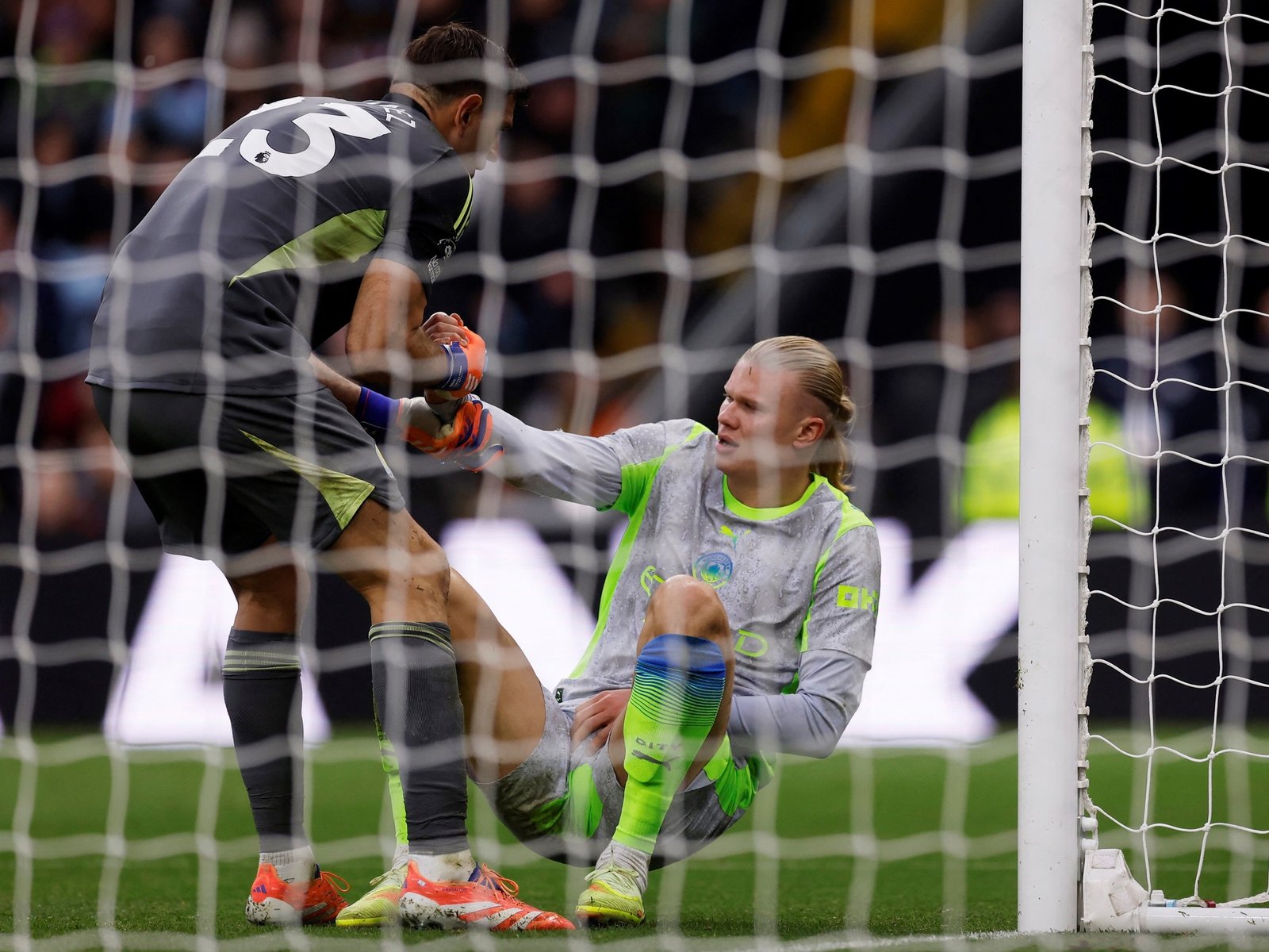 Dibu Martínez dejó seco a Haaland y el Aston Villa le ganó al Manchester City, que se aleja del líder Arsenal en la Premier League