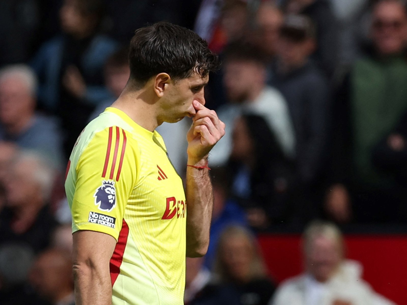 Dibu Martínez se lesionó en el calentamiento y no pudo jugar para el Aston Villa en la Europa League