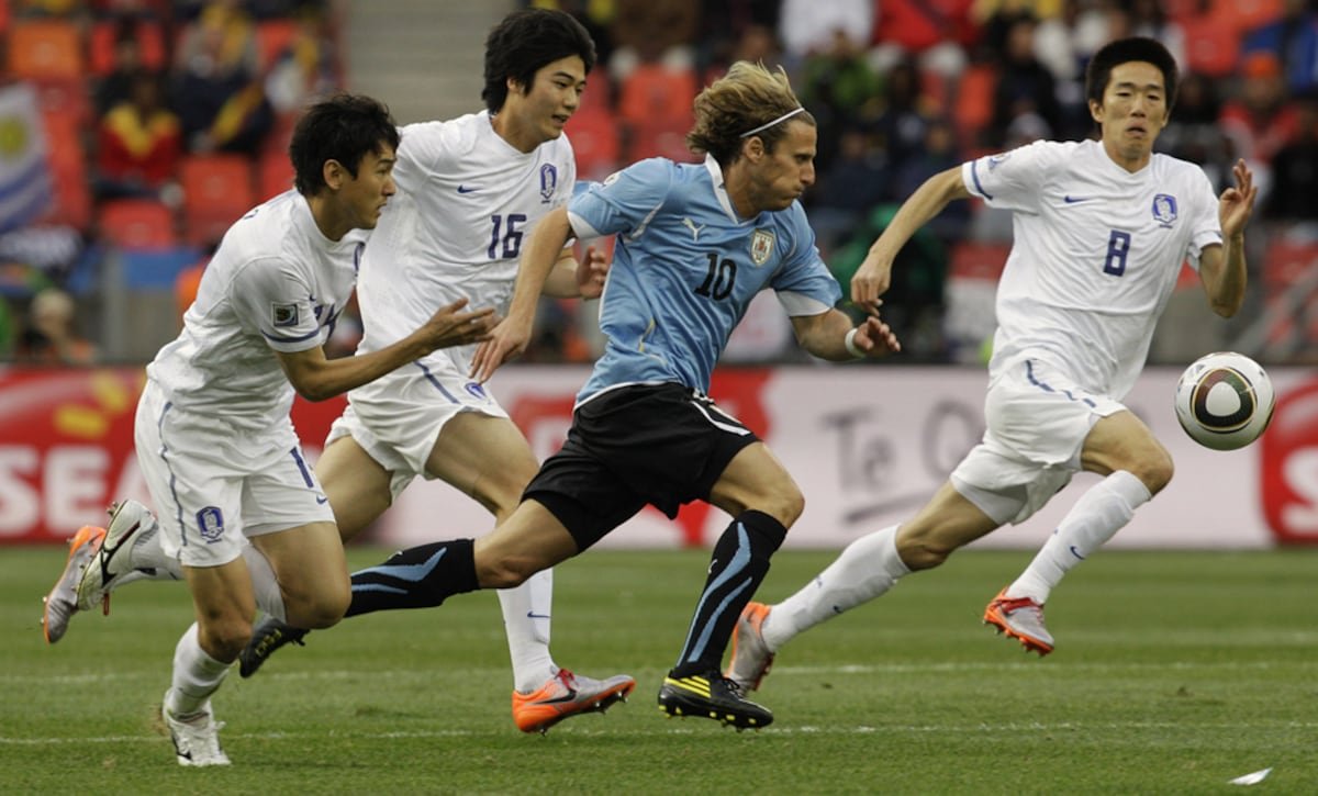 Diego Forlán, ingresado tras fracturarse tres costillas en un partido de fútbol | Fútbol | Deportes