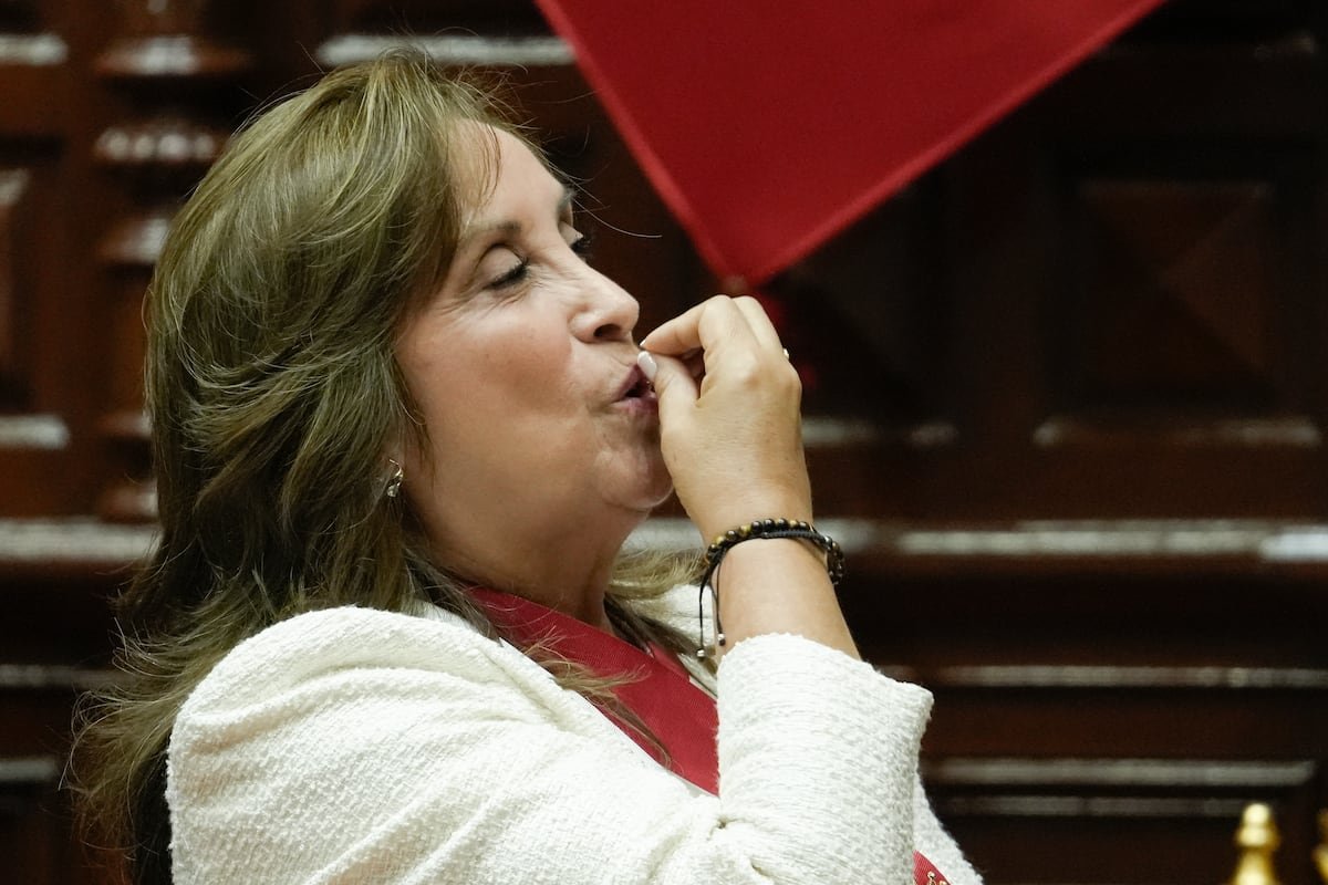Dina Boluarte, la presidenta que besó el sótano de la popularidad