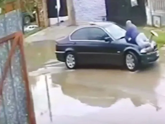 Discutió tras un choque y fue arrastrado arriba del capot