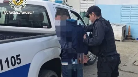 Dos hombres trataron de escapar de la policía y fueron detenidos: uno tenía pedido de captura