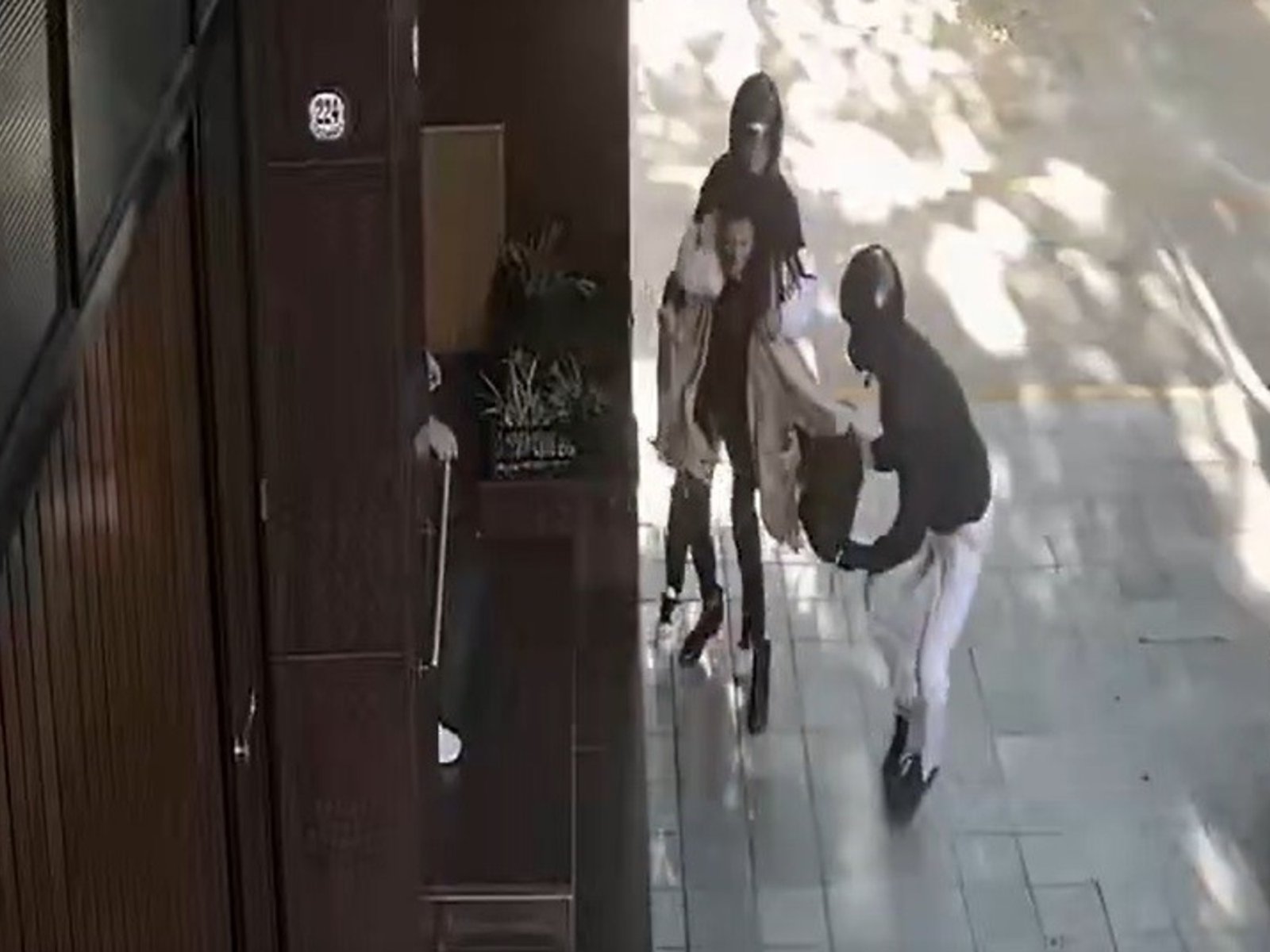 Dos motochorros arrastraron a una mujer por la vereda para robarle la cartera en Lomas de Zamora