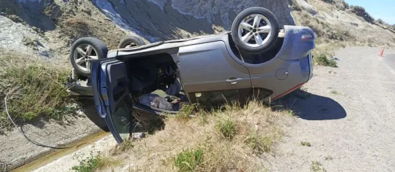 Dos mujeres hospitalizadas al volcar un Ford Focus en el Roque González