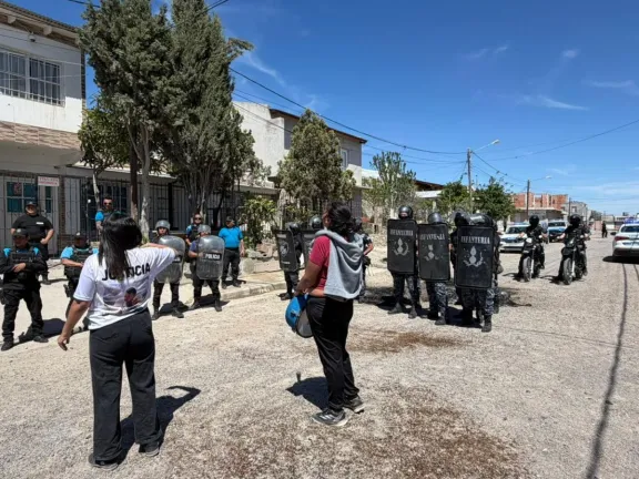 Dos policías fueron rociadas con líquido inflamable en disturbios por el caso Elías