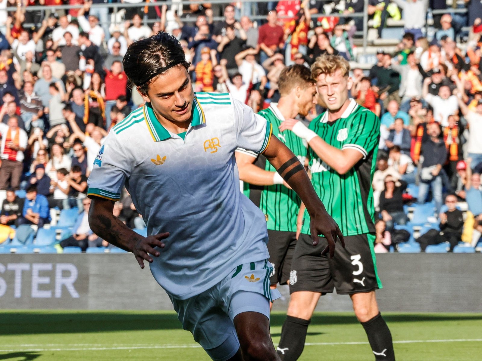 Dybala metió un golazo de derecha para que la Roma quede como líder en Italia con Napoli y dejó un festejo especial para su hijo en camino