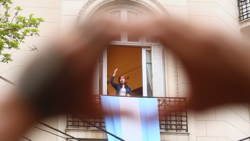 El Día de la Lealtad Peronista junto a CFK | Una multitud fue en caravana a San José 1111 para ver a la expresidenta