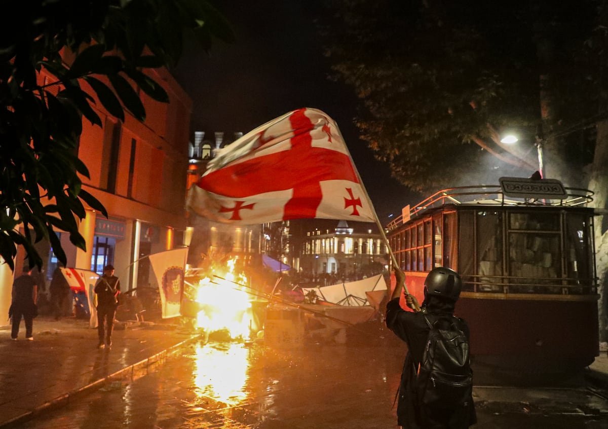 El Gobierno de Georgia criminaliza las protestas de la oposición tras unos disturbios frente al palacio presidencial | Internacional