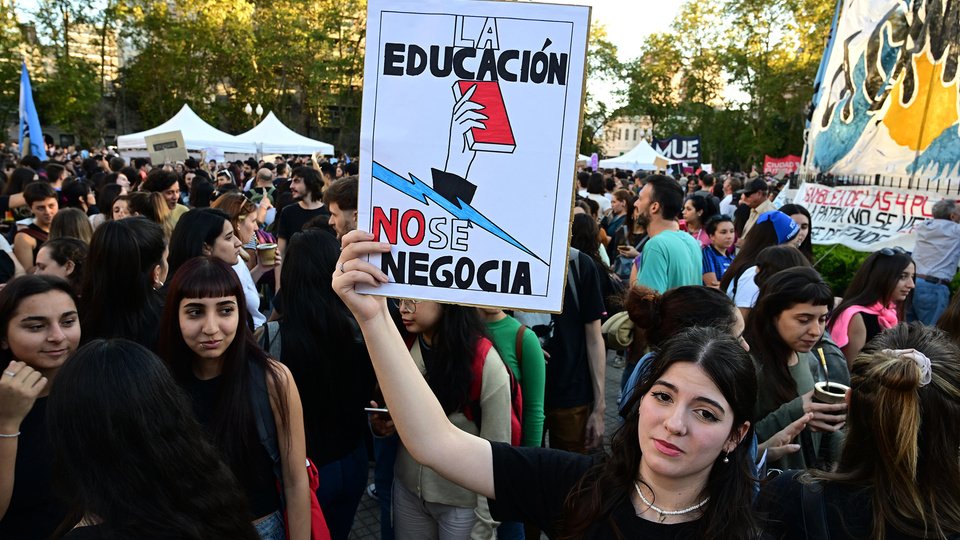 El Gobierno promulgó las leyes de emergencia pediátrica y financiamiento universitario, pero pospuso su aplicación | Repite la fórmula que aplicó con la Emergencia en Discapacidad