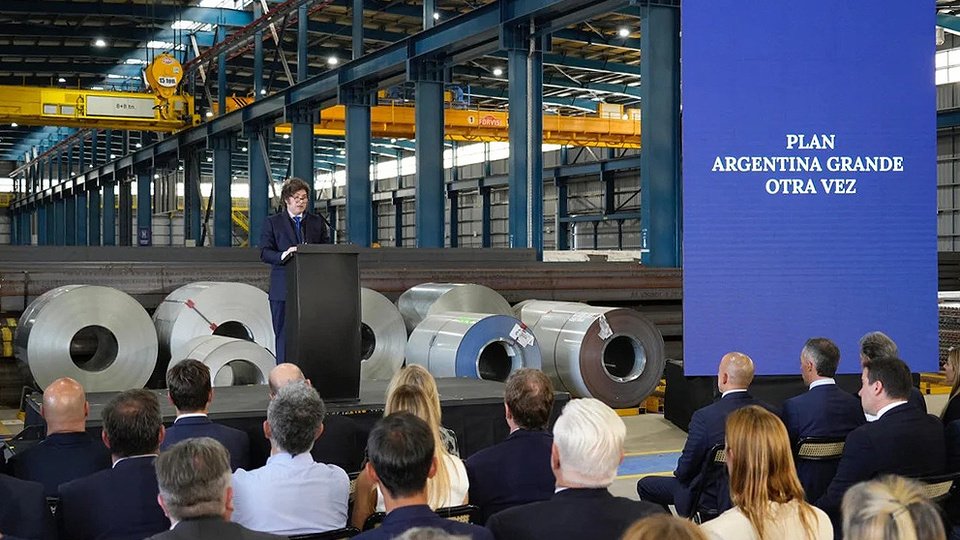 El Presidente le llevó personalmente la promesa a Paolo Rocca de avanzar con la reformal laboral | Milei hizo campaña en San Nicolás en medio de protestas en su contra