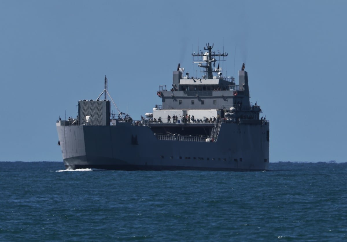 El barco de la Marina israelí con los miembros de la flotilla detenidos llega al puerto de Ashdod | Internacional