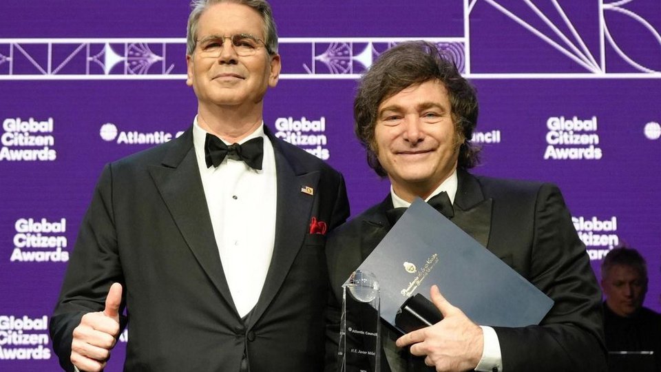 El dependiente | Tras la fallida visita a los Estados Unidos, el Gobierno no logra repuntar ni con el auxilio de Trump