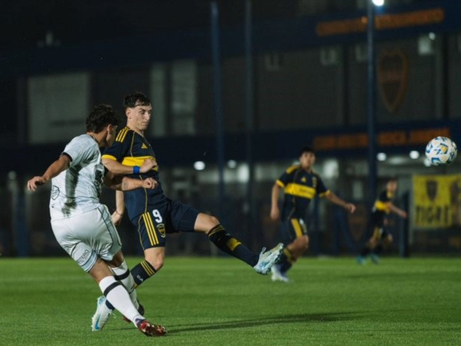 El duro momento en que la Reserva de Boca se enteró de la muerte de Miguel Russo y suspendió su partido vs Belgrano