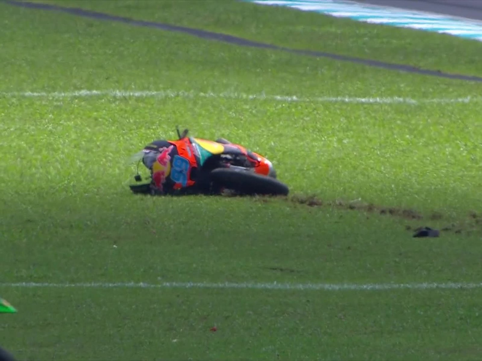 El estremecedor choque que mantiene en vilo al motociclismo internacional :: Olé