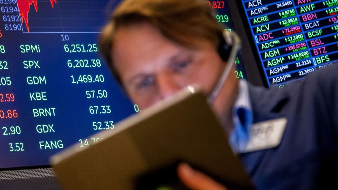 El mercado espera anuncios clave para revertir la turbulencia