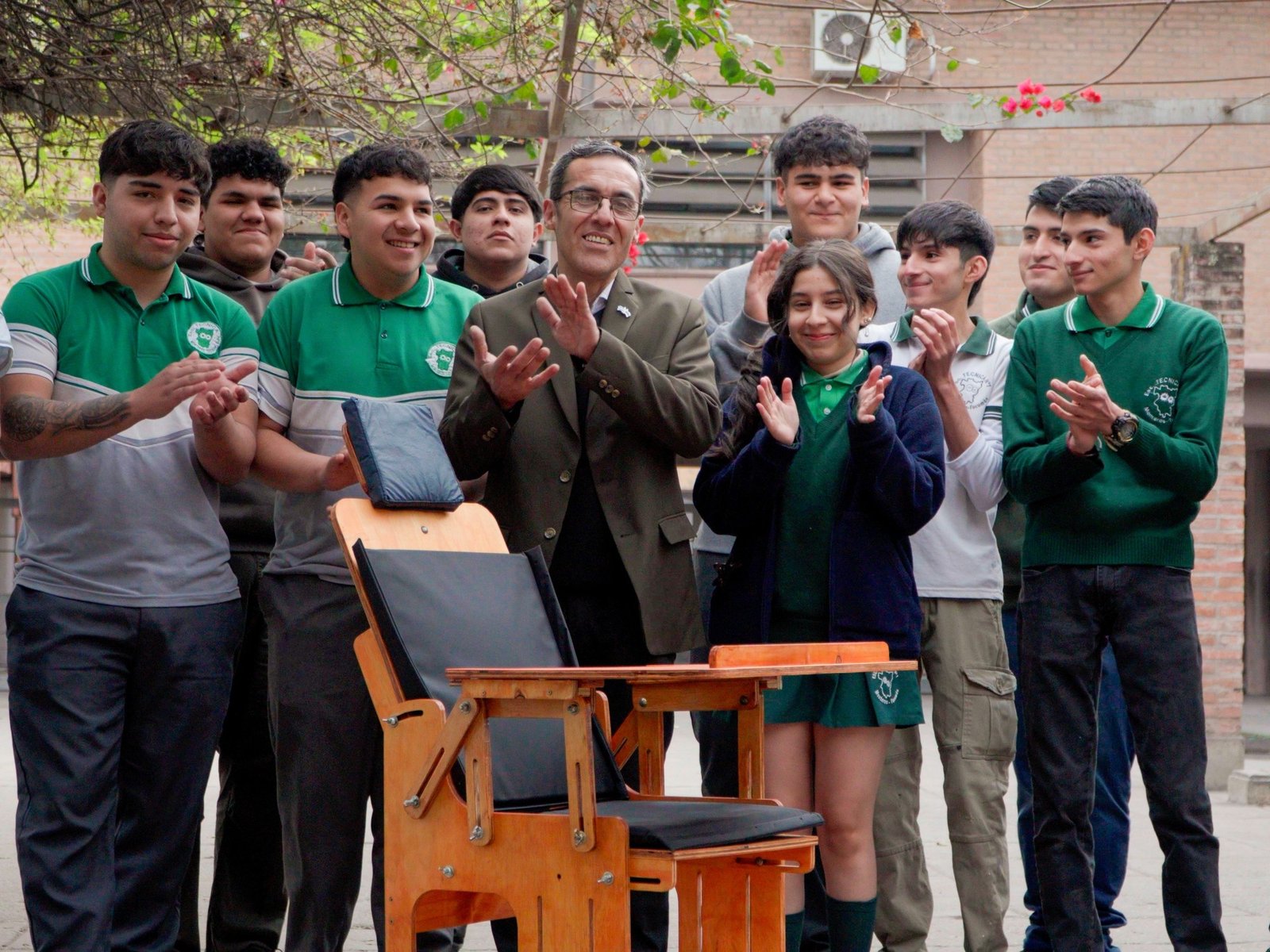 El profesor tucumano que convirtió su taller en una fábrica de solidaridad