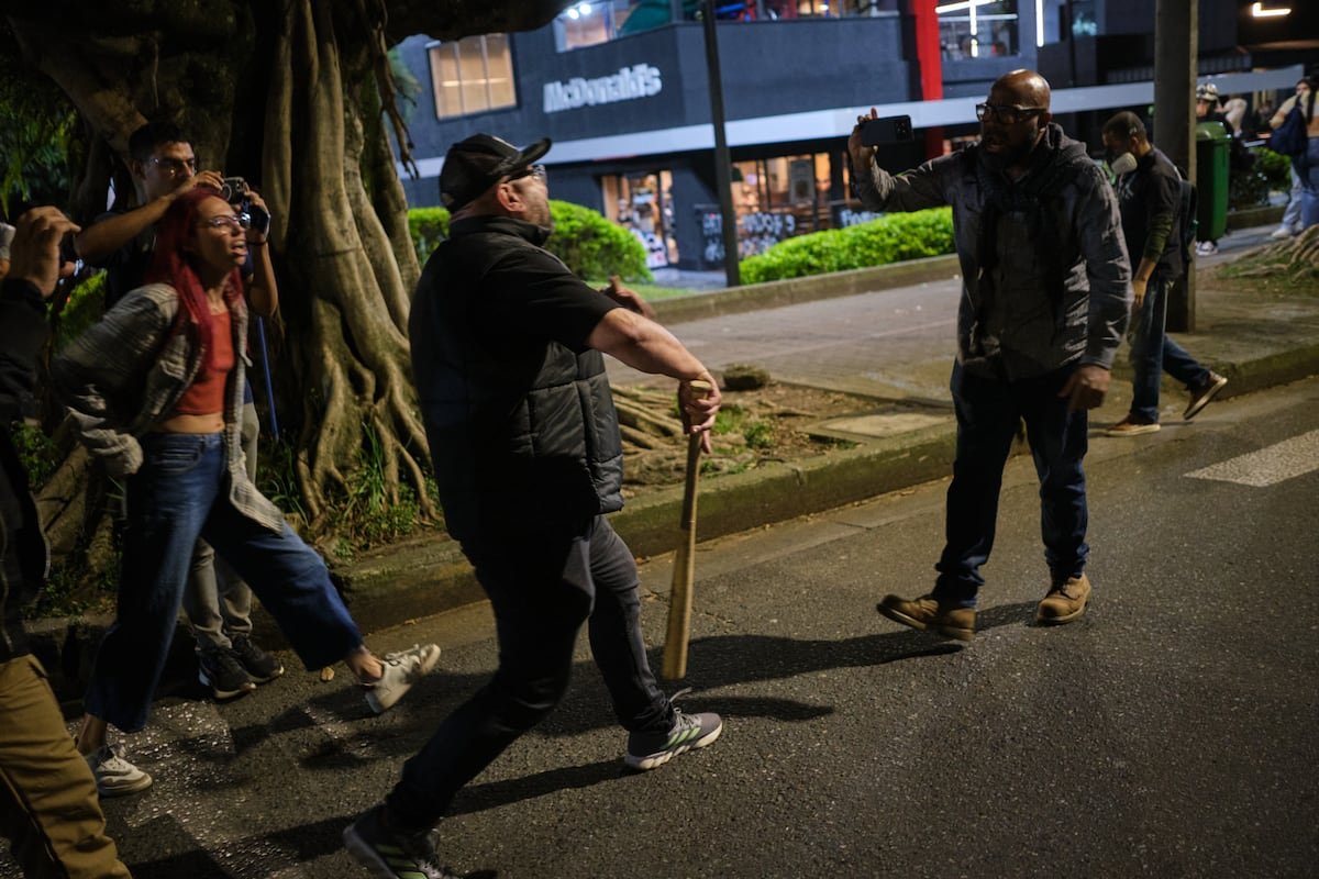 El uso de civiles para reprimir la protesta en Medellín aviva la pelea entre Gustavo Petro y Federico Gutiérrez