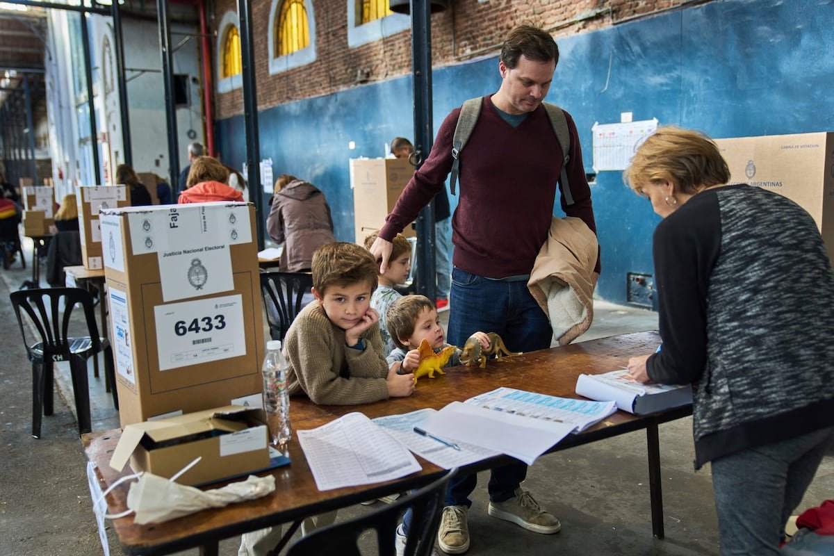 Elecciones legislativas en Argentina 2025, en vivo | La participación electoral es del 58,5% a una hora del cierre de los colegios en Argentina