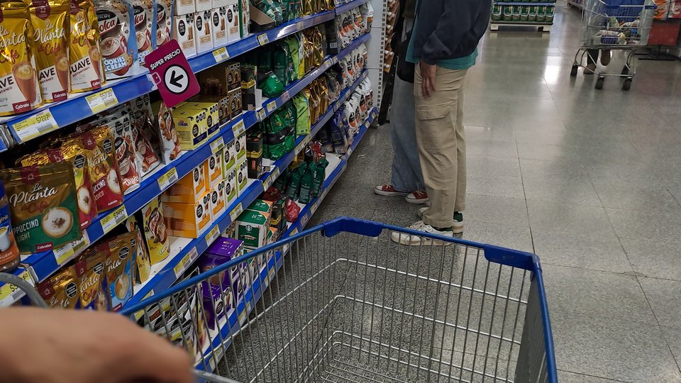 Endeudarse para comer, la nueva normalidad del consumo argentino | Informe de la UBA