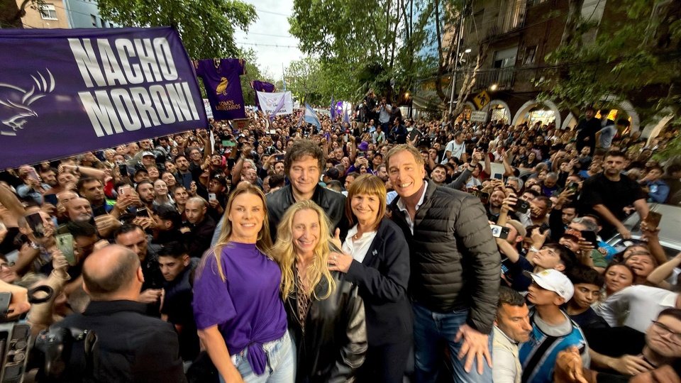 Entre vallas y protestas, Milei llevó sus gritos por megáfono a Tres de Febrero | Junto a Santilli, Reichardt, Bullrich y Karina