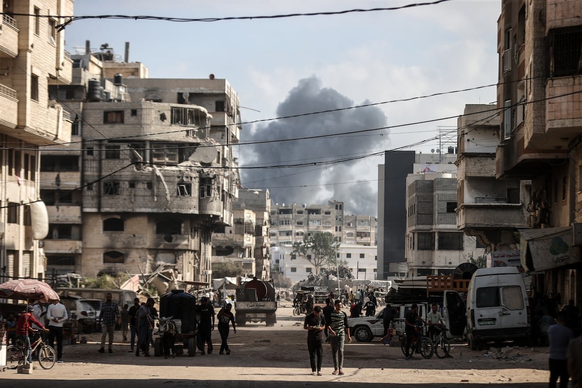 Escritores y activistas culturales atrapados en la capital de la Franja relatan en redes sociales la atroz vida cotidiana en un lugar devastado: Diarios y poemas desde el asedio a Ciudad de Gaza | Internacional