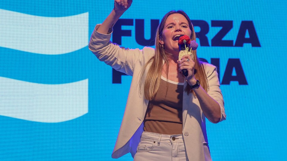 Fuerza Patria desmintió una operación con afiches truchos y mensajes inventados