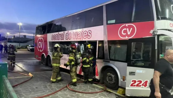 Hinchas de Madryn incendiaron un colectivo tras frustrarse su viaje a la final por el ascenso