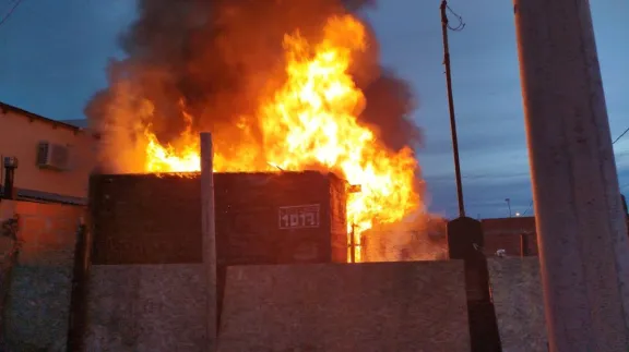 Incendio en Kilómetro 8: familia logra escapar de las llamas