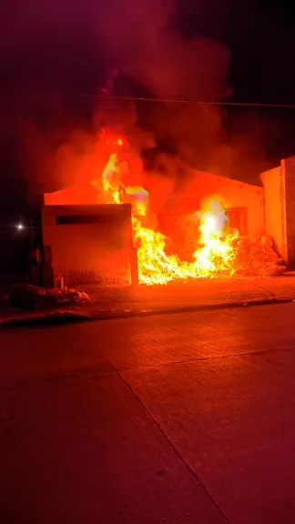 Incendio en un galpón de reciclado: trabajaron tres dotaciones de bomberos