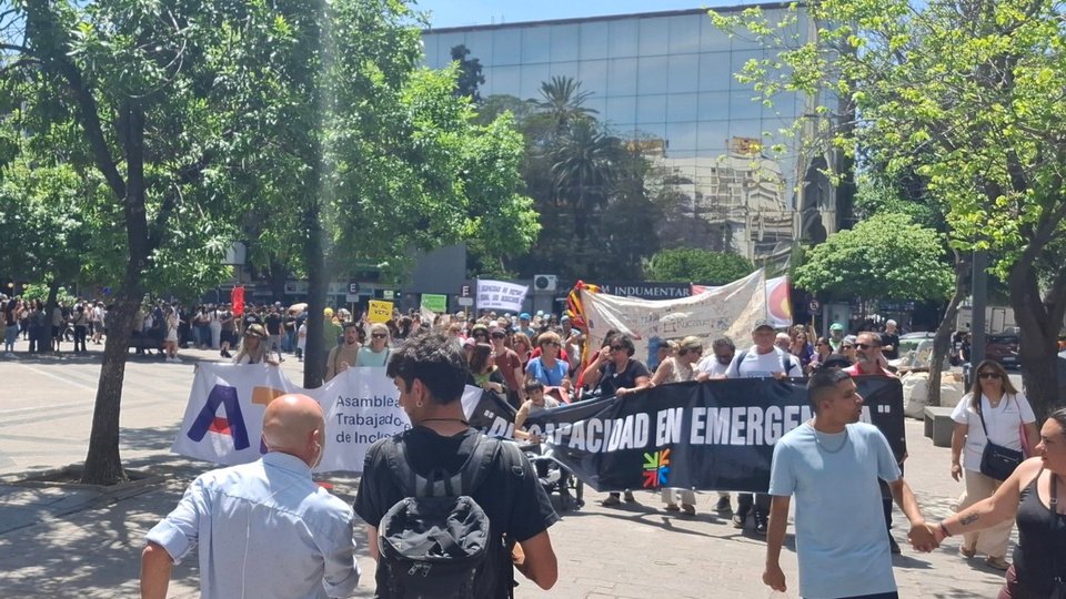 Javier Milei cierra la campaña en Córdoba rodeado de protestas y mensajes de repudio | «Milei culiadazo»