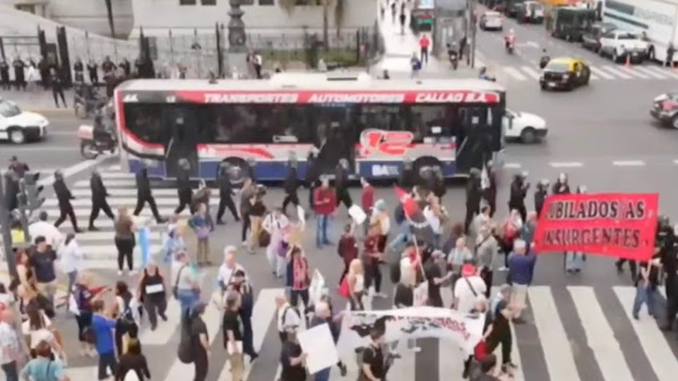Jubilados vuelven a marchar al Congreso en la previa electoral: un policía empujó a un manifestante | Desproporcionado operativo policial