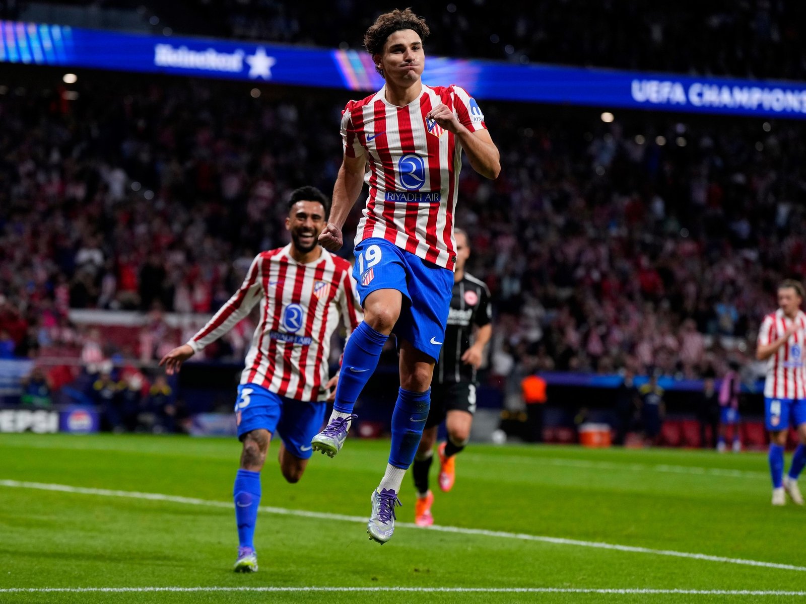 Julián Álvarez «picó» un penal y Giuliano Simeone hizo goleador a Griezmann en la Champions