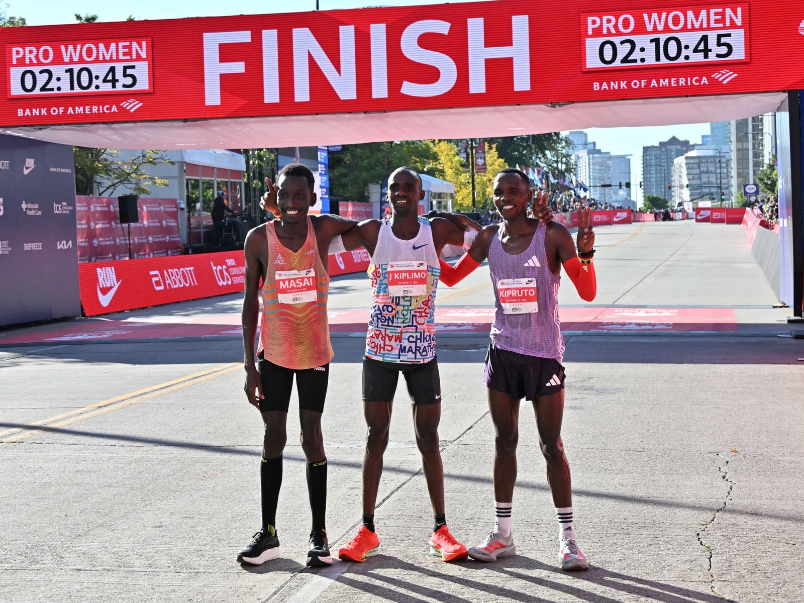 Kiplimo se puso a punto en Buenos Aires y ganó el Maratón de Chicago con una marca que amenazó el récord mundial: ¿cómo le fue a Borelli?