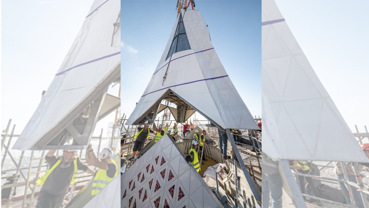 La Sagrada Familia se convierte en la iglesia más alta del mundo tras colocar el elemento que coronará la torre de Jesucristo | Noticias de Cataluña