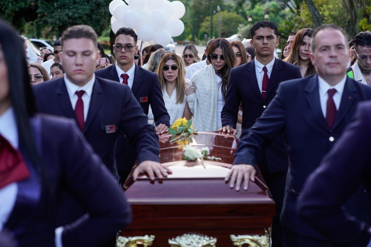 La familia de B-King despide al cantante en Medellín: “Ya nada nos lo va a devolver”